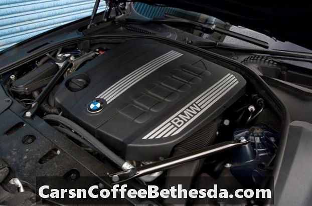2010-2017 BMW 528i xDrive Проверка на въздушния филтър за двигателя