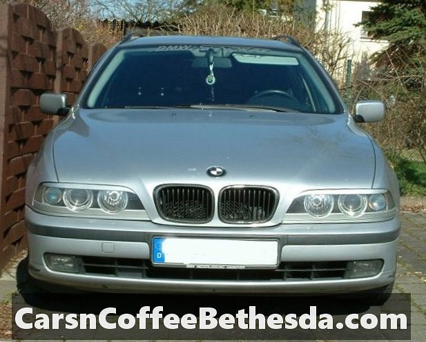 Baterijų keitimas: 2004-2010 m. BMW 525i