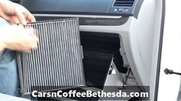 Zamenjava kabinskih filtrov: Hyundai Santa Fe 2013-2018